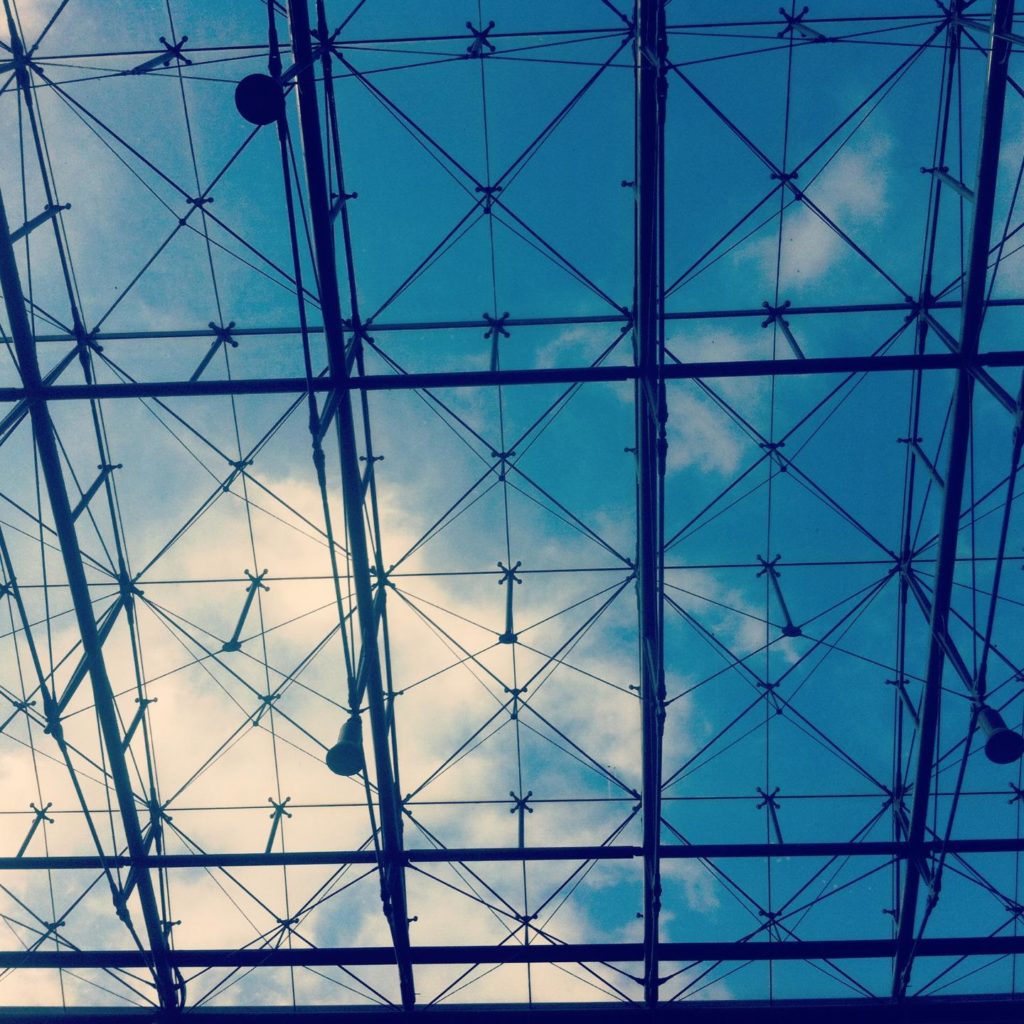 Milloin viimeksi pysähdyit katsomaan taivasta? Kuva on Helsingin rautatieasemalta. 