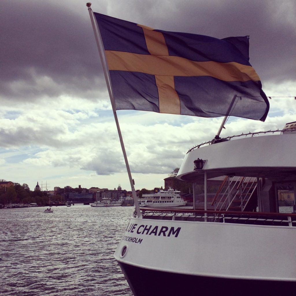 Joskus vielä menen sight seeing -veneellä risteilylle. Samaa väitän kovasti myös Helsingissä joka kesä. 