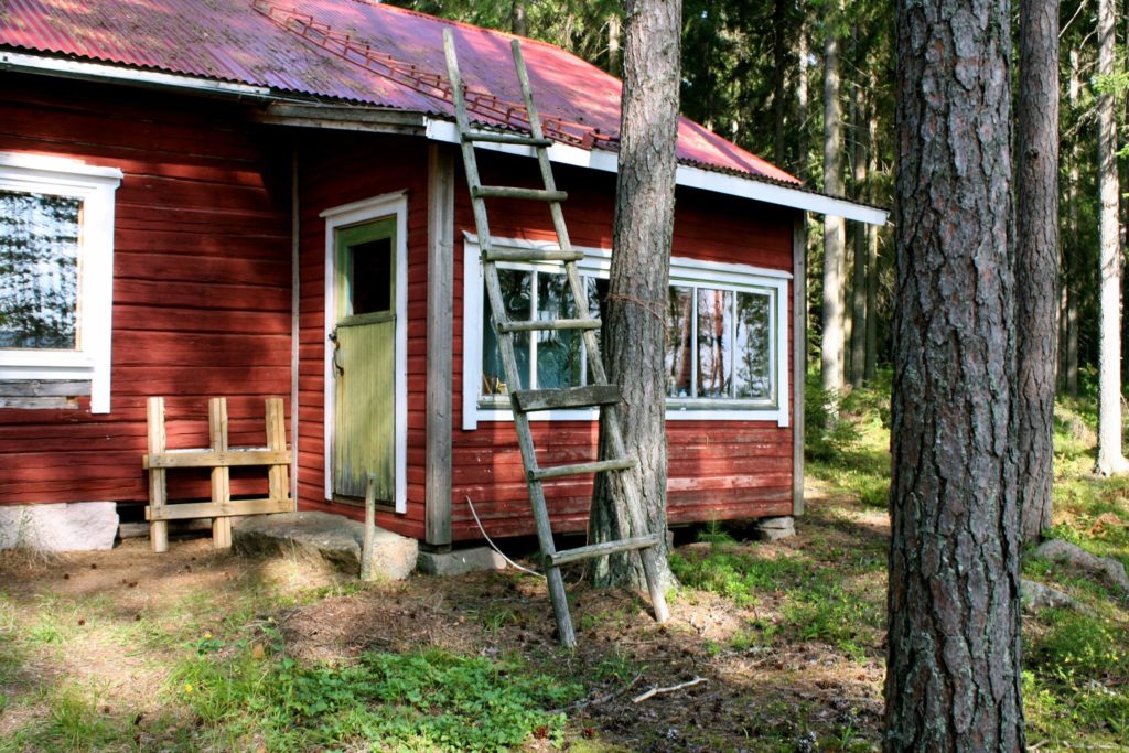 Mökillämme Mäntyharjulla on ollut aurinkopaneeli jo 1990-luvun alusta. Vanhempani ovat olleet todellisia edelläkävijöitä!