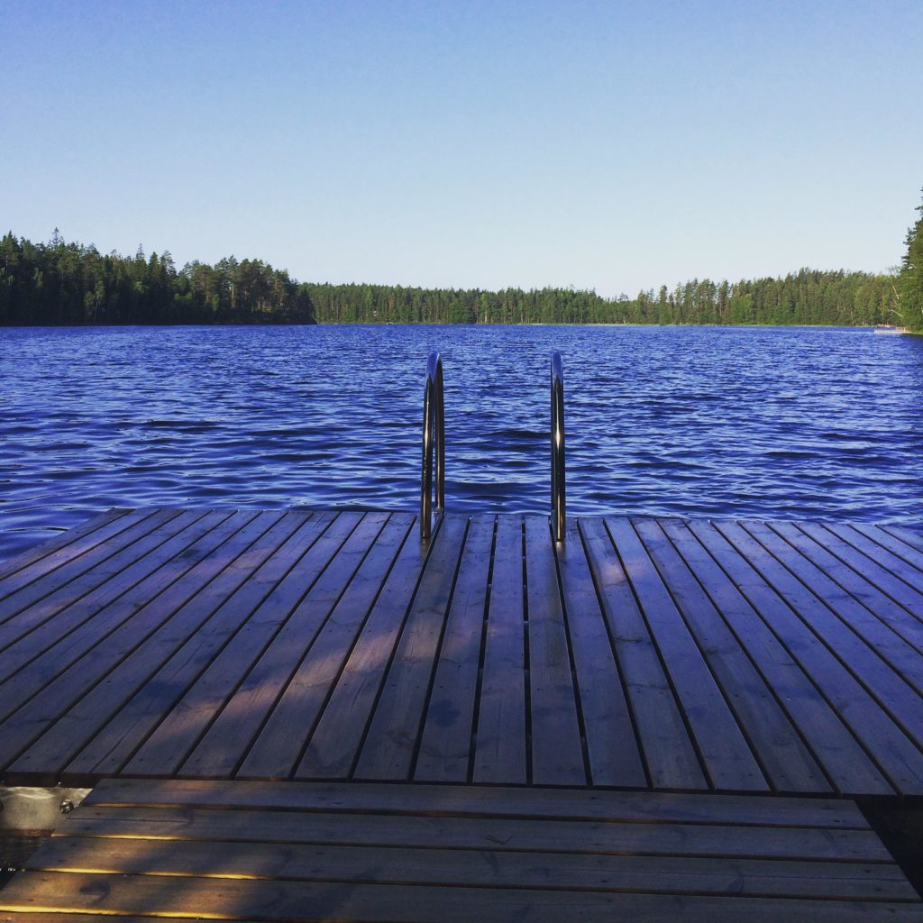 Kiitollinen voi olla vaikka siitä, että voi pulahtaa uimaan, vaikka sitten vähän vilakkaan veteen.